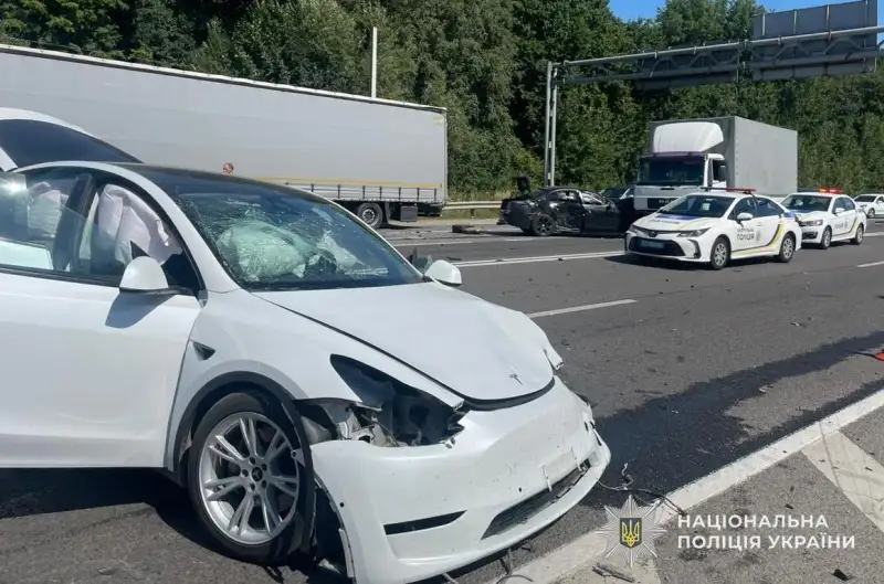 ДТП на трасі Київ – Чоп біля Львова: семеро осіб госпіталізовано після зіткнення BMW, Tesla та вантажівки