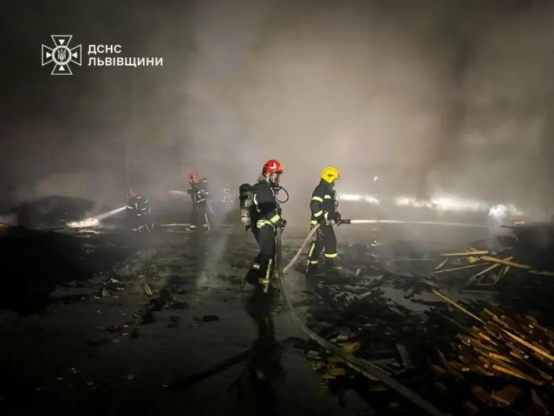 На Яворівщині масштабна пожежа охопила деревообробне підприємство: 50 рятувальників приборкали вогонь